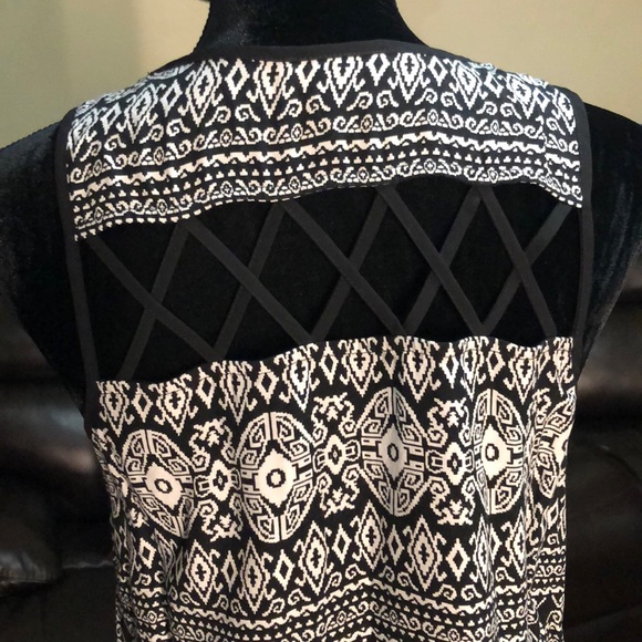 iZ BYER Size L Black and White Print Top - Picture 5 of 6